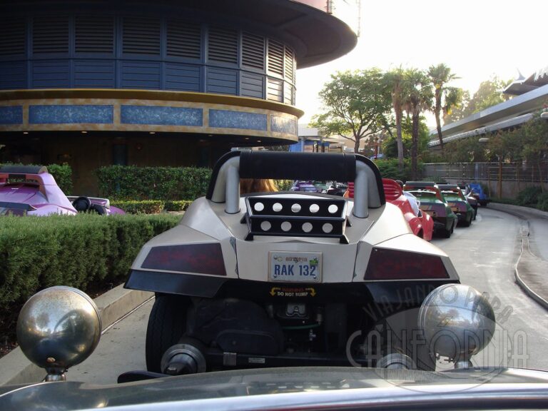 Disney adia mudança histórica da Autopia e mantém carros a gasolina em Tomorrowland até 2027