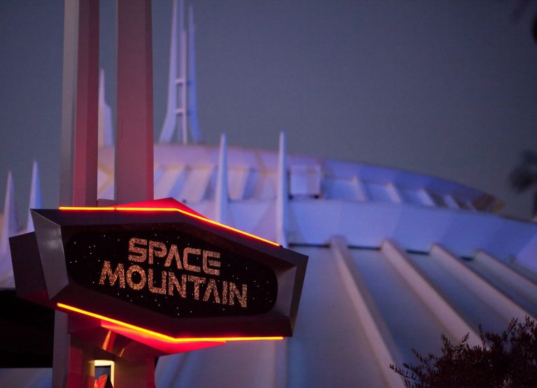 Space Mountain fechou para uma extensa reforma com previsão de reabrir em 27 de outubro