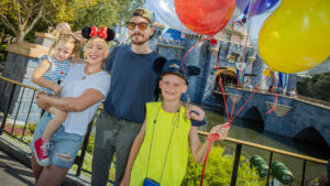 Hilary Duff tem um dia mágico com a família no Disneyland Park