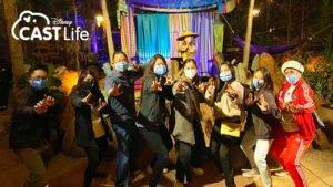 Membros do elenco do Disneyland Resort celebram Raya durante um encontro especial