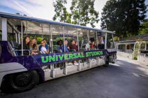 Universal Studios Hollywood lança os primeiros quatro bondes elétricos em sua frota de 21 veículos do Studio Tour 