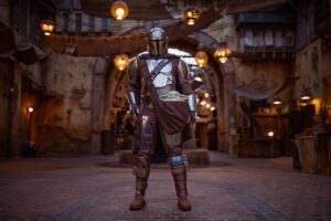 Grogu e Mandalorian estão em Star Wars: Galaxy’s Edge no Disneyland Park