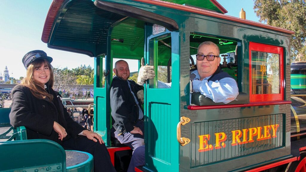 Uma locomotiva a vapor original da Disneyland Railroad esta de
