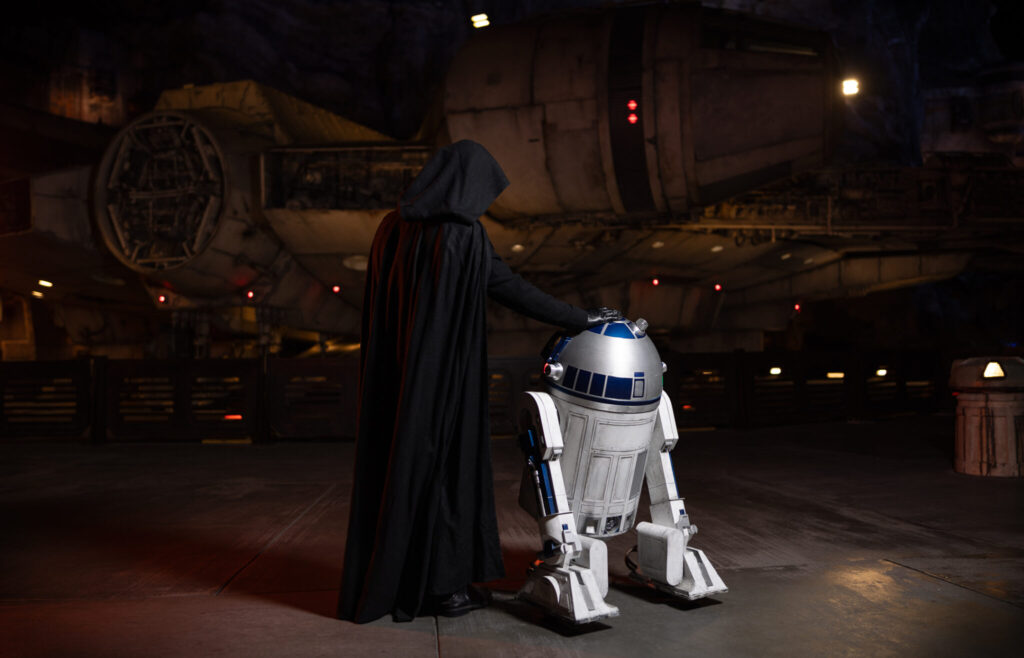 new visitor arrives in star wars: galaxy’s edge during season of the force