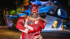 Encontro Superpoderoso! Red Guardian Chega ao Avengers Campus na Disneyland