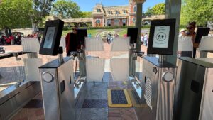 Novos portões de entrada recepcionam os visitantes no Disneyland Resort