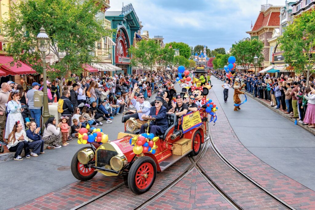 heroes of l a fires honored with cavalcade at disneyland photo 4