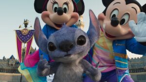 Stitch causa travessuras na Disneyland durante a celebração dos 70 anos!