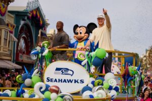 Kenneth Walker III e Sam Darnold celebram vitória histórica do Seattle Seahawks no Super Bowl LX na Disneyland
