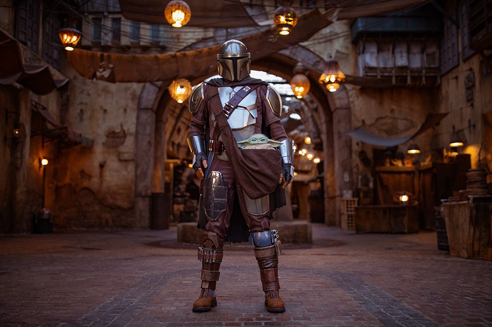 Mandaloriano com Grogu - Star Wars Galaxy’s Edge - Disneyland