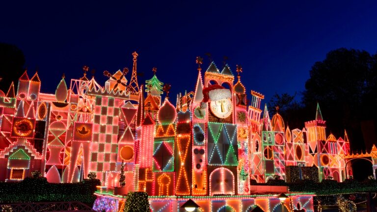 Disneyland Resort transforma atrações clássicas para as festas de fim de ano de 2026